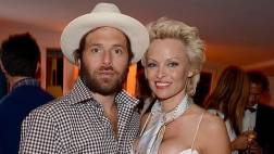 Ex pareja de Pamela Anderson la acusó de ser "asesina en serie"