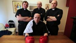 Irlanda: Cura se convierte en boxeador para recaudar fondos