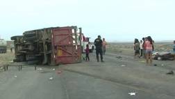 Tres obreros caen de camión y mueren arrollados por un bus