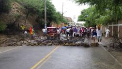 Pescadores artesanales bloquean carretera Panamericana Norte