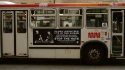 ¿Por qué aparecen Hitler y un líder islam en los buses de EEUU?