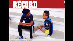 Ronaldinho tuvo noble gesto con "futbolista de cristal"