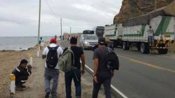 Tumbes: viajeros hacen trasbordo por protesta de pescadores