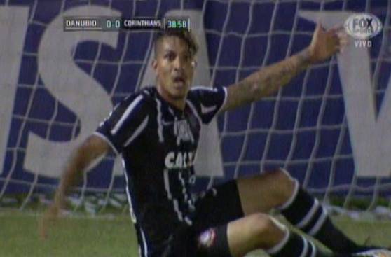 Paolo Guerrero fue derribado dentro del área... ¿Hubo penal?