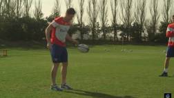 Olivier Giroud es capaz de hacer esto con una pelota de rubgy