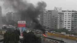 Incendio de carro en cruce de Av. Primavera y Panamericana Sur