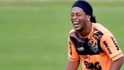 Ronaldinho es capaz de avergonzar a compañero en seis segundos