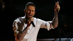 Adam Levine golpeó a una fan con un micrófono durante concierto