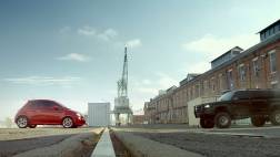 YouTube: Un Fiat 500 intimida a una 4x4
