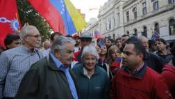 Uruguay: Mujica y otros políticos marchan en apoyo a Venezuela