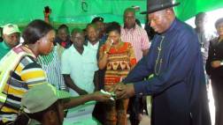Elecciones en Nigeria: El presidente fue a votar pero no pudo