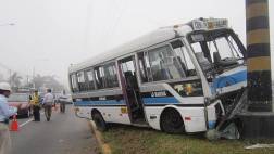 Coaster chocó contra poste en Av. La Marina y dejó 2 heridos