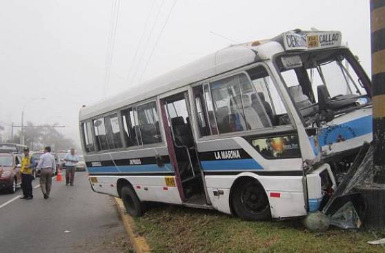 Coaster chocó contra poste en Av. La Marina y dejó 2 heridos