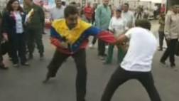 Maduro protagoniza una pelea de boxeo en la calle (VIDEO)