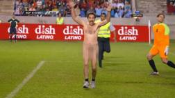 YouTube: Eugenio Derbez corrió desnudo en un partido de fútbol