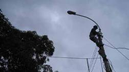 Estudiante falleció electrocutado reparando avería en un poste