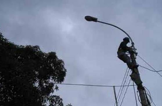 Estudiante falleció electrocutado reparando avería en un poste