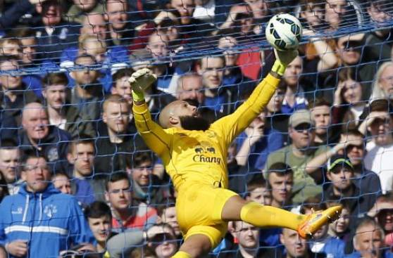 Tim Howard realizó increíble atajada que evitó gol inminente