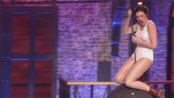 Anne Hathaway parodió el "Wrecking Ball" de Miley Cyrus