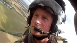 YouTube: Príncipe Harry pilotea avión de guerra por buena causa