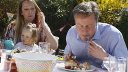 Cameron es objeto de burlas por comer sandwich con cubiertos