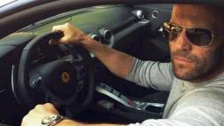Facebook: Jason Statham presume de su Ferrari F12berlinetta