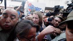 Nuera de Bachelet salió entre insultos de la fiscalía (VIDEO)