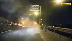 Bus sin luces y botando humo transita por la Panamericana Sur