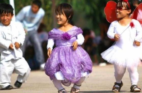 China: El inusual parque de diversiones donde todos son enanos