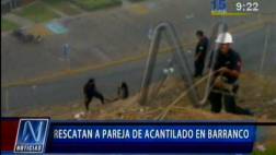 Barranco: Rescatan a pareja que quedó atrapada en acantilado