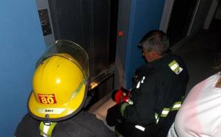 Bomberos atendieron 425 emergencias en ascensores este año