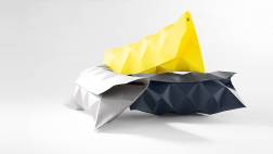 Este elegante clutch de papel es el detalle “verde” de tu look