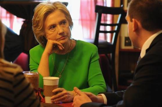 Hillary Clinton empieza su campaña electoral en un café de Iowa