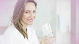 5 beneficios de beber agua en ayunas