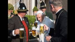 Benedicto XVI celebró sus 88 años con cerveza y música alemana