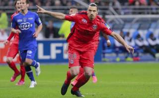 Ibrahimovic: la liga redujo castigo por insultar a Francia