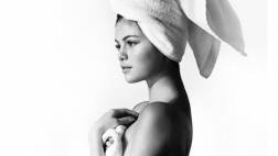 Selena Gómez posa sexy para el lente de Mario Testino