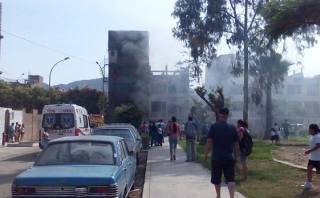 Incendio en SJL: bomberos rescataron a familia por deflagración