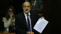 Abugattás pide a Congreso investigar nexo de Oropeza y el Apra