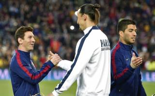 Zlatan Ibrahimovic y el saludo fraterno con Lionel Messi
