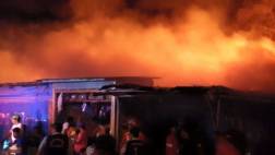 Incendio en el mercado de Sullana consume más de cien puestos