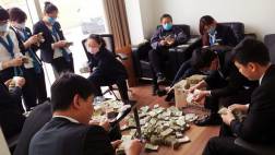 China: Mujer compra un BMW con puros ripios