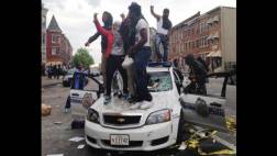 Quince policías heridos en duros enfrentamientos en Baltimore