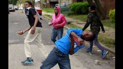 Policía de Baltimore dice que adolescentes iniciaron disturbios