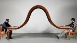 ¿Una mesa de comedor creada para evitar conversaciones?