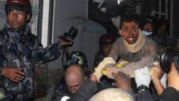 Nepal: Rescatan a hombre que pasó 80 horas bajo los escombros