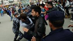 Nepal: Policía lucha por contener la ira de los supervivientes