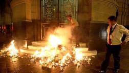 Desconocido prendió fuego en fachada del diario El Comercio