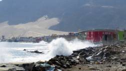 Oleaje anómalo afecta a más de 50 viviendas en Chimbote