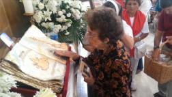 Devotos oran ante reliquia de Juan Pablo II en Lima